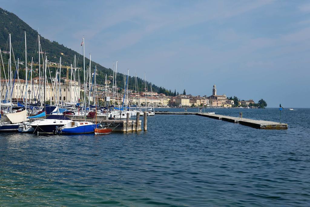 Antico Palazzo Signorile Apartment Salo Bagian luar foto