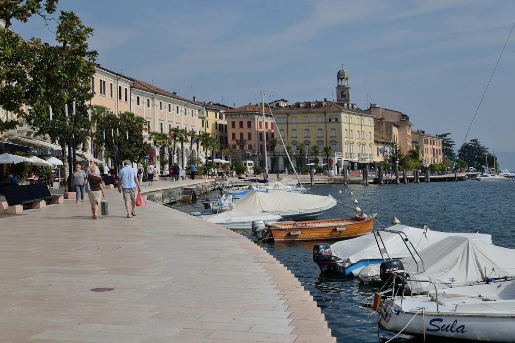 Antico Palazzo Signorile Apartment Salo Bagian luar foto