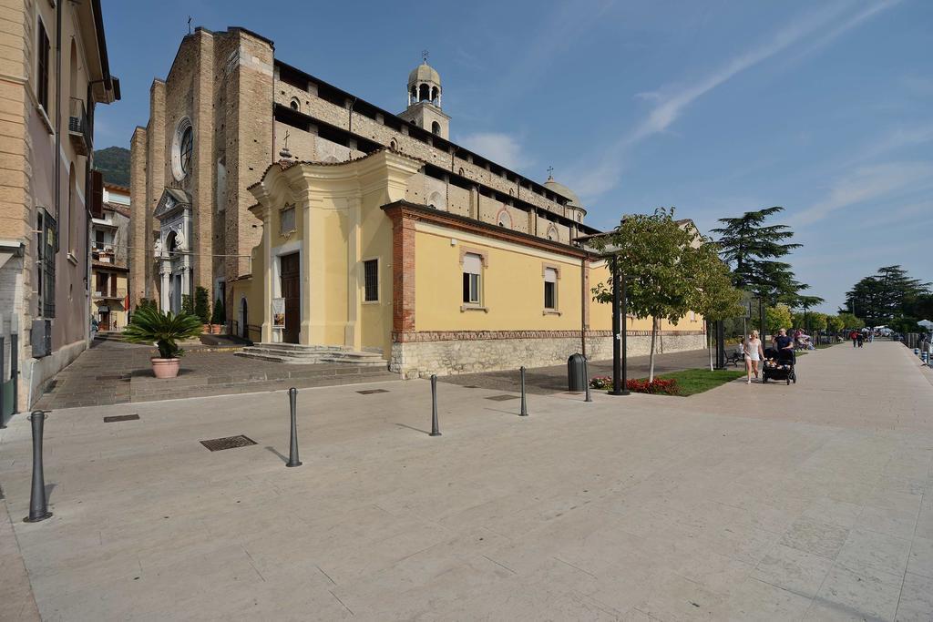 Antico Palazzo Signorile Apartment Salo Bagian luar foto