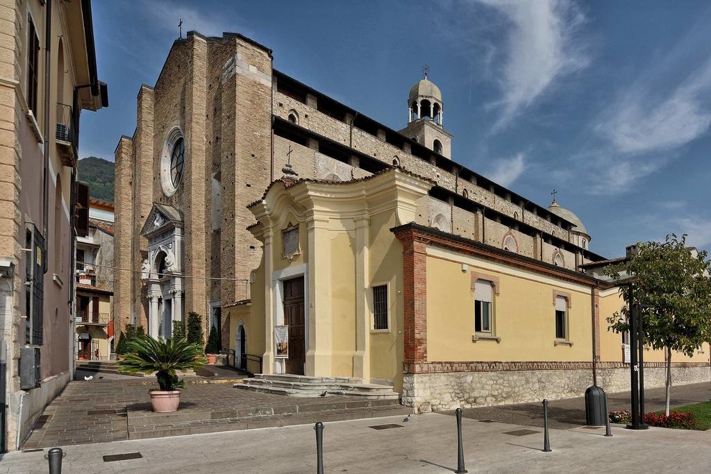 Antico Palazzo Signorile Apartment Salo Bagian luar foto