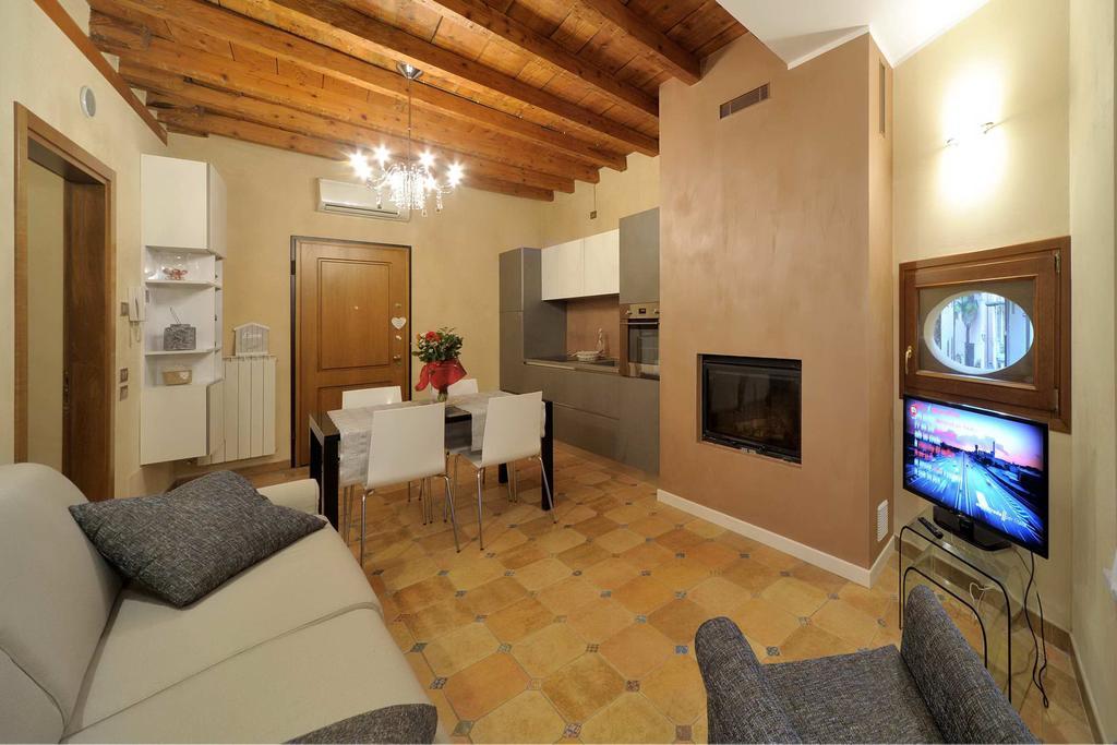 Antico Palazzo Signorile Apartment Salo Bagian luar foto