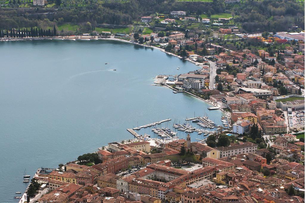 Antico Palazzo Signorile Apartment Salo Bagian luar foto